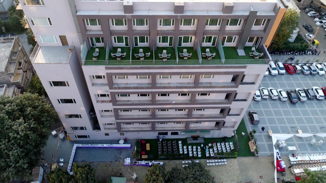 Apricot Hotel , Ahmedabad Extérieur photo